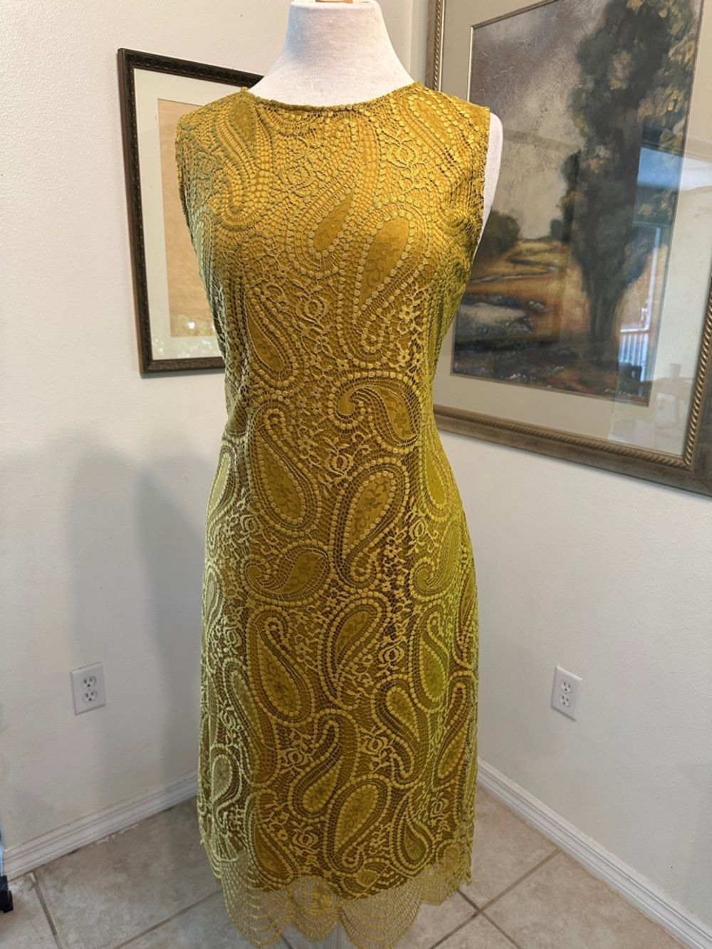 NWOT Sharagano Sleeveless Paisley Mustard/Gold Lace Sheath Dress Size 16